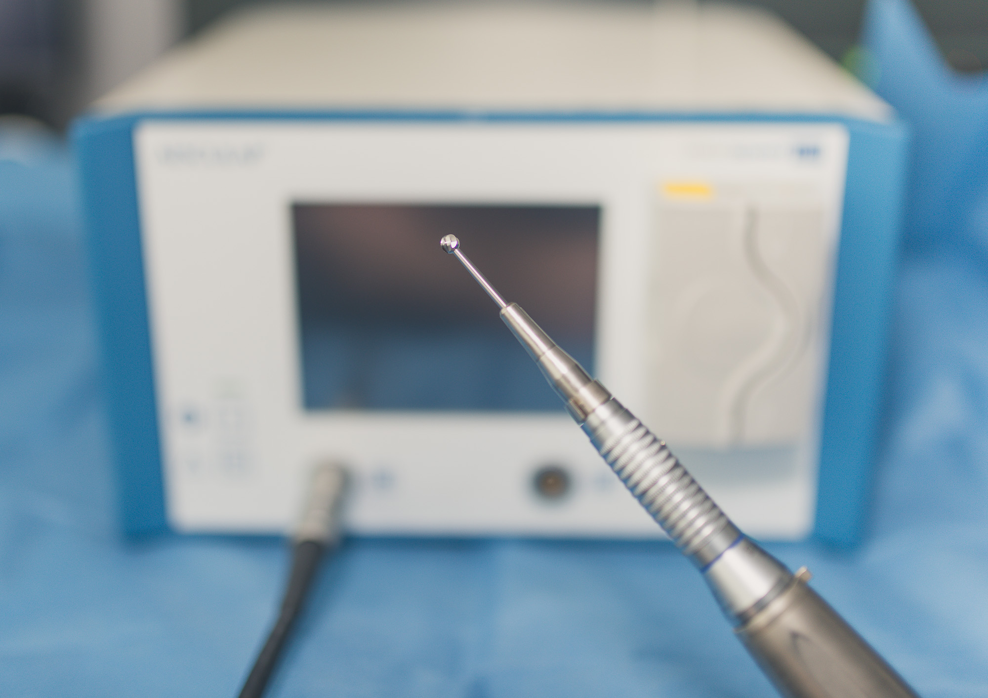 Aesculap MicroSpeed Uni surgical burr used for controlled bone contouring in veterinary surgery.